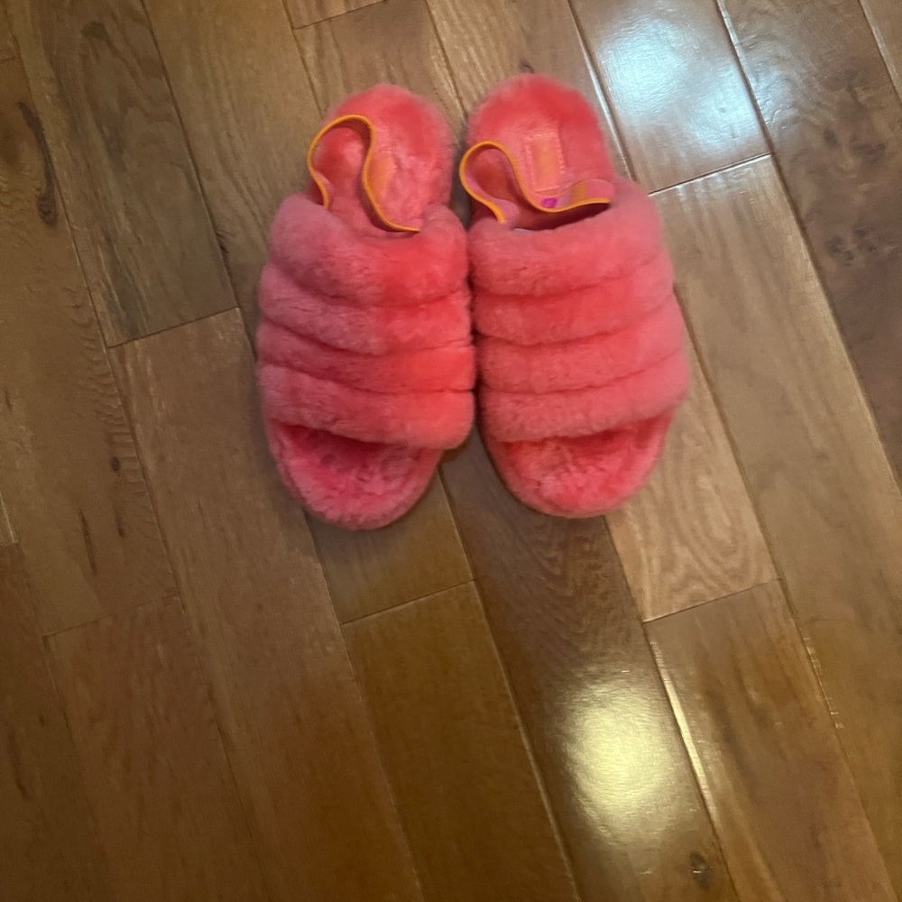 Cozy Pink Fuzzy Women's Slippers kids  size 4 or women’s 5.5 or 6